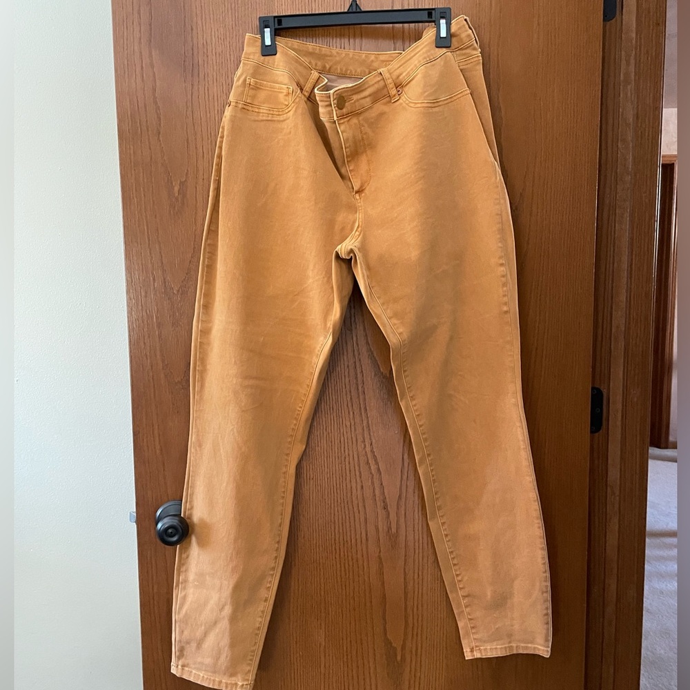 091 Maurice’s size 20 mustard color jeggings. EUC